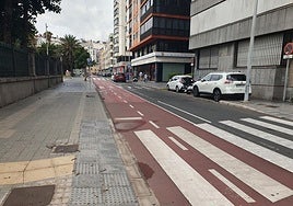 Tres pasos de peatones y un semáforo. Imagen de una calle de la capital grancanaria.