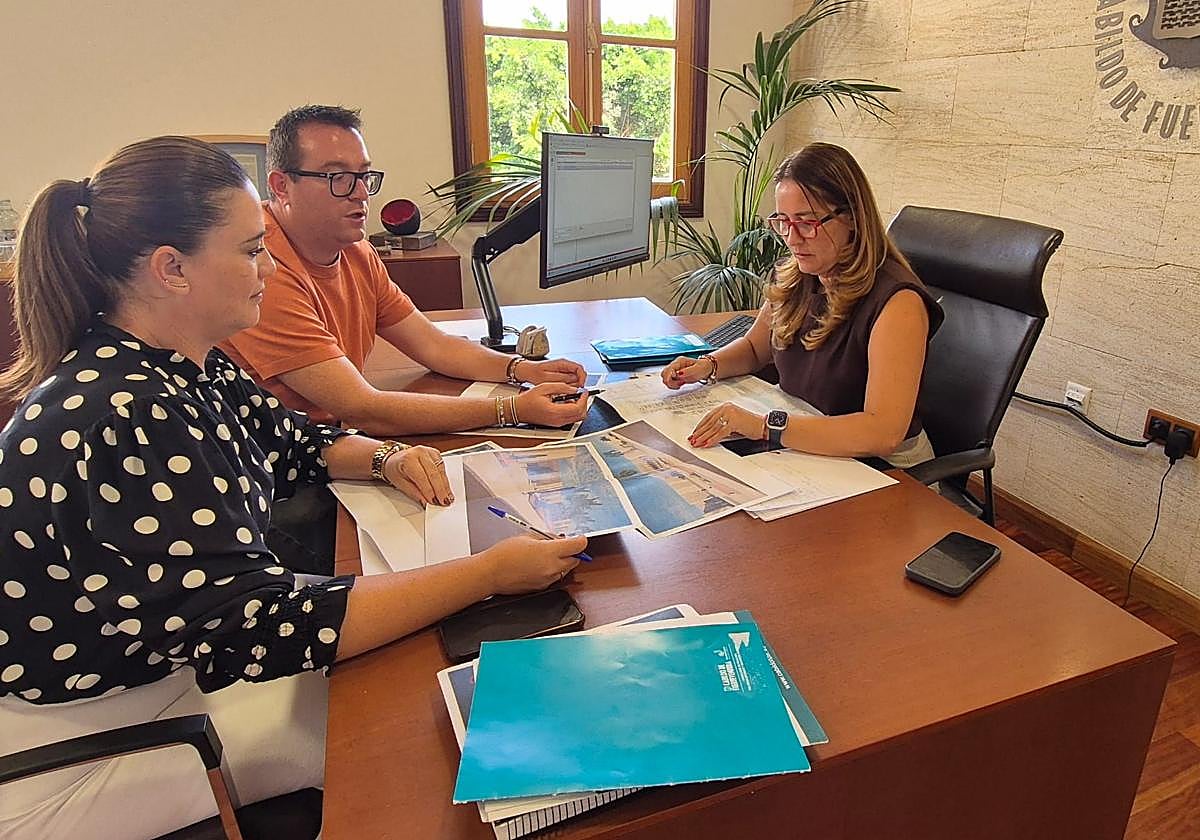 La presidenta Lola García, en una reunión con los consejeros Adargoma Hernández y Nuria Cabrera.