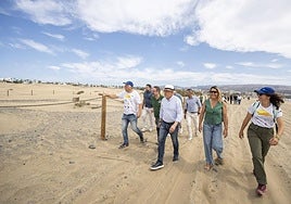 El presidente del Cabildo, Antonio Morales, encabeza una visita a las dunas de Maspalomas.