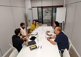 Representantes de los funcionarios de prisiones trasladan sus peticiones a María Fernández (fondo i) y Vidina Espino (fondo d).