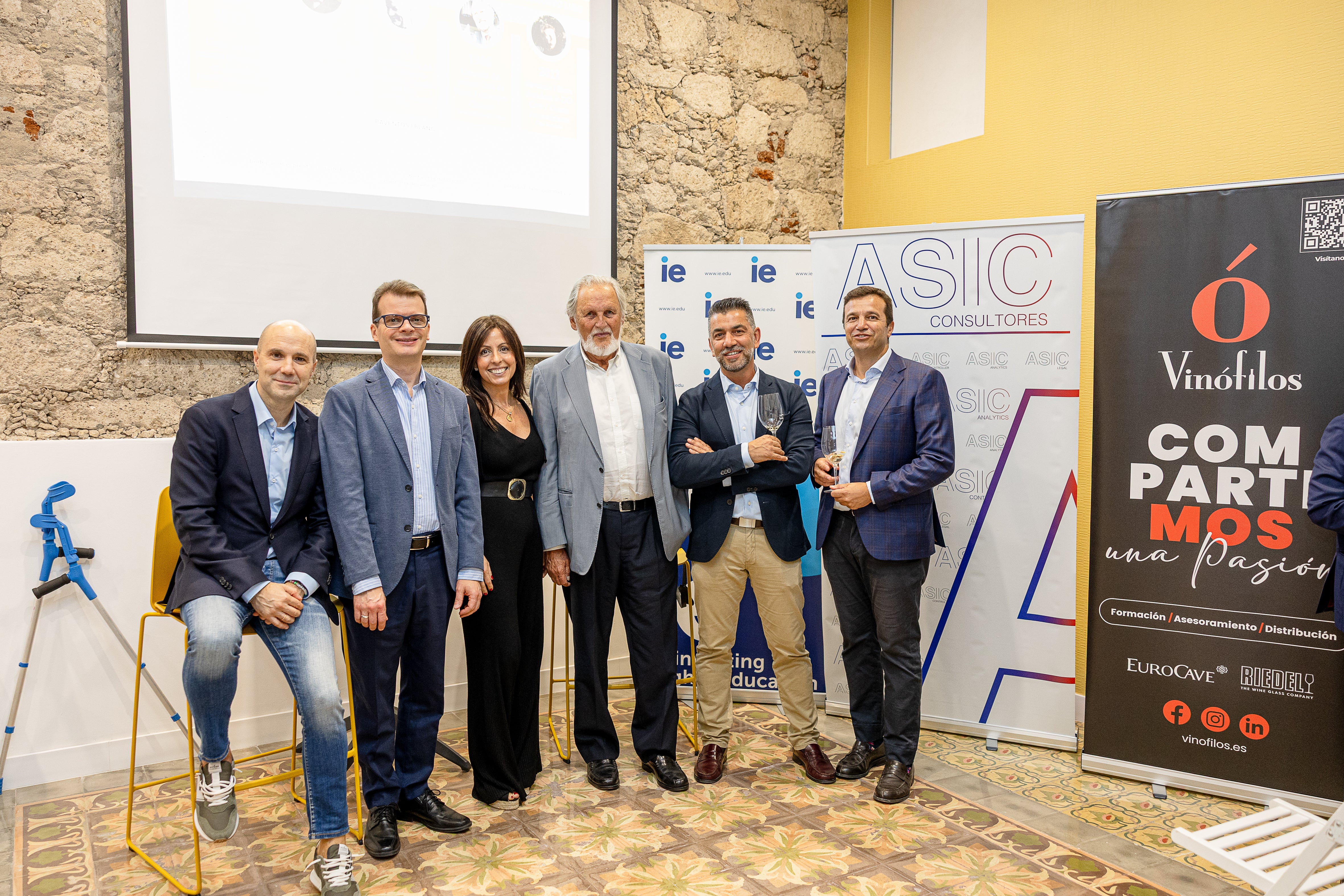 Imagen de familia tras el foro empresarial.