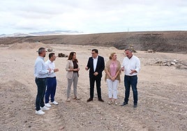 El consejero regional Manuel Miranda, la presidenta majorera Lola García y el alcalde de Pájara, Alejandro Jorge, entre otros, en el vertedero de Matas Blancas, uno de los más extensos de Canarias.