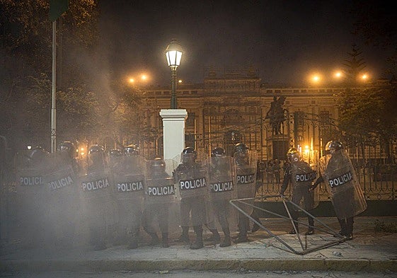 Integrantes de la Policía peruana custodian durante una protesta el 15 de octubre en Lima (Perú).