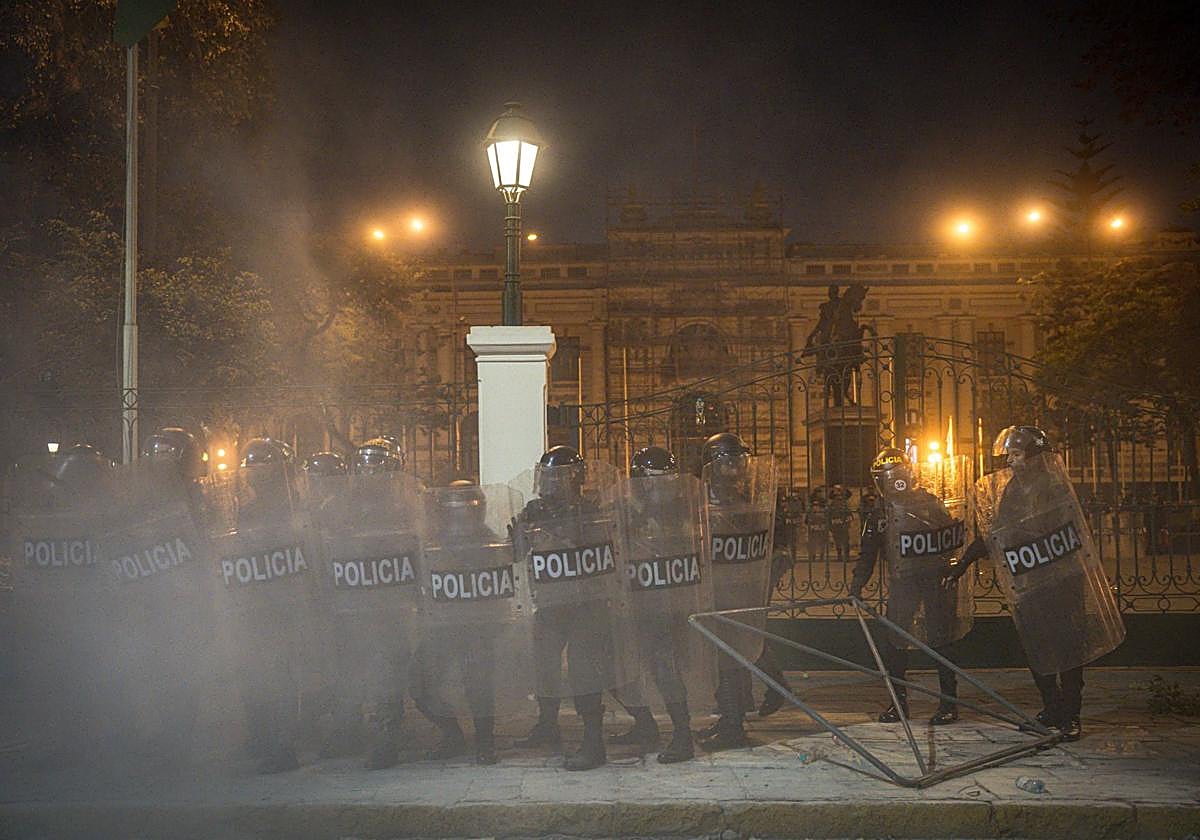 Integrantes de la Policía peruana custodian durante una protesta el 15 de octubre en Lima (Perú).
