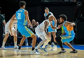 Labeyrie trata de hacer el bloqueo directo a Angola para que el colombiano progrese en la zona, en un lance del choque frente al KK Spartak serbio.