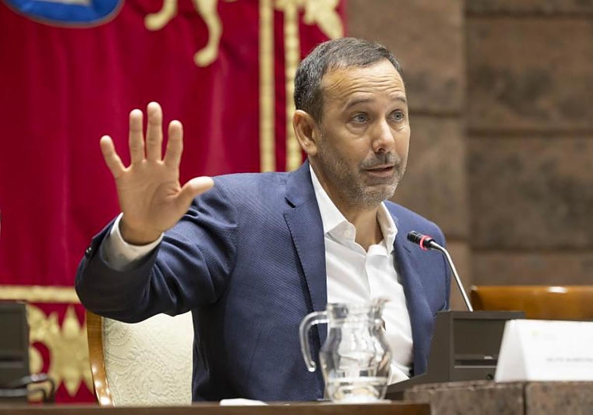 El doctor Delvys Rodríguez, ayer, en las jornadas celebradas en el Parlamento de Canarias.