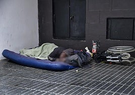 Una persona sin hogar duerme por el parque de Santa Catalina.