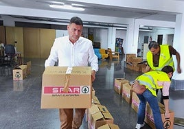 El edil Sarmiento, en una entrega de alimentos.