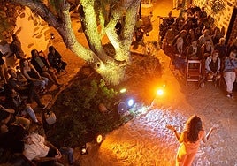 Cada viernes de octubre, la Concejalía de Cultura organiza narraciones orales para adultos en el patio de la biblioteca municipal.