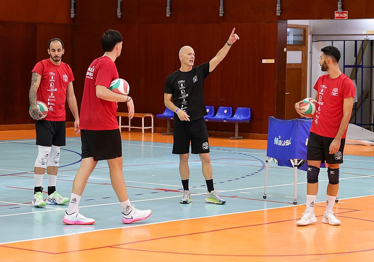 Imagen principal - Su plantilla mezcla veteranía y juventud.