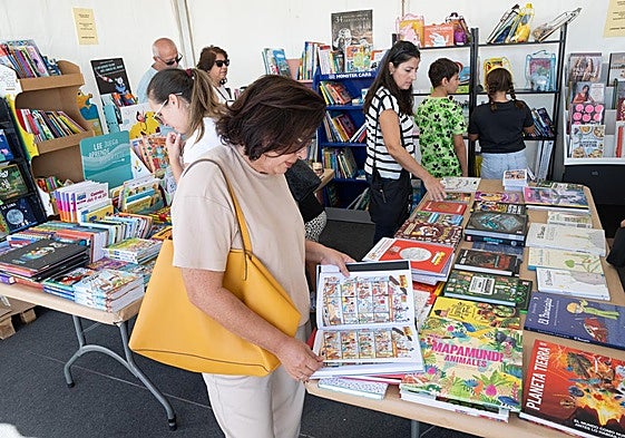 Imagen habitual en los expositores de las librerías participantes en la Feria del Libro de Fuerteventura.