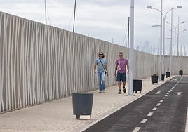 Vista exterior del muelle pesquero de Arrecife, en Naos, con vallado.