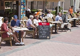 Turistas en la playa de Mogán.