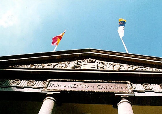 Imagen de archivo de la fachada del Parlamento de Canarias.