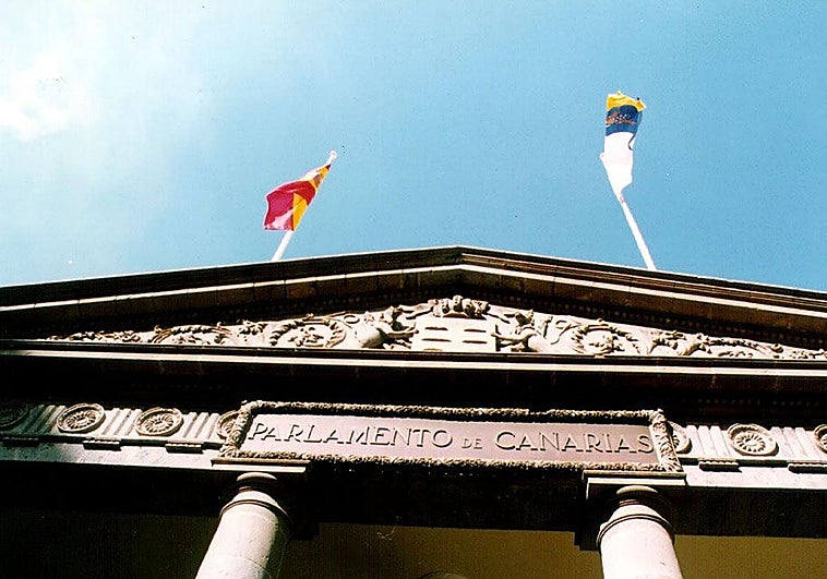 Imagen de archivo de la fachada del Parlamento de Canarias.