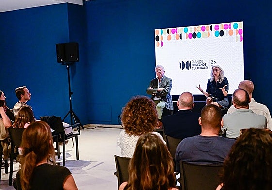 El concejal Pedro Quevedo y la directora de Derechos Culturales del Ministerio, Jazmin Beirak, este jueves, en el Castillo de Mata.