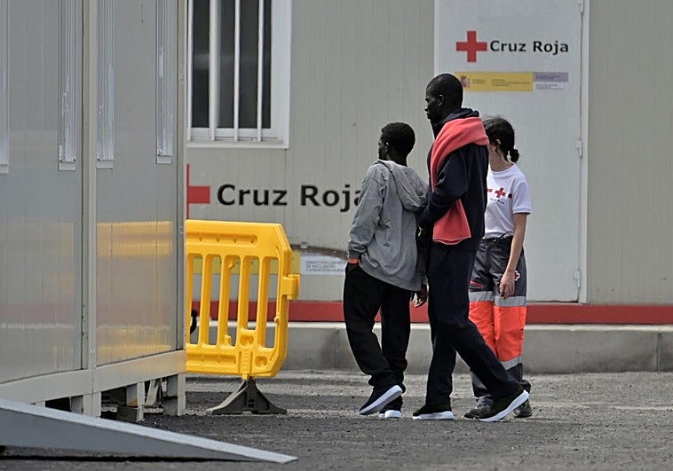 Uno de los menores llegados a El Hierro esta semana junto a un adulto y una voluntaria.