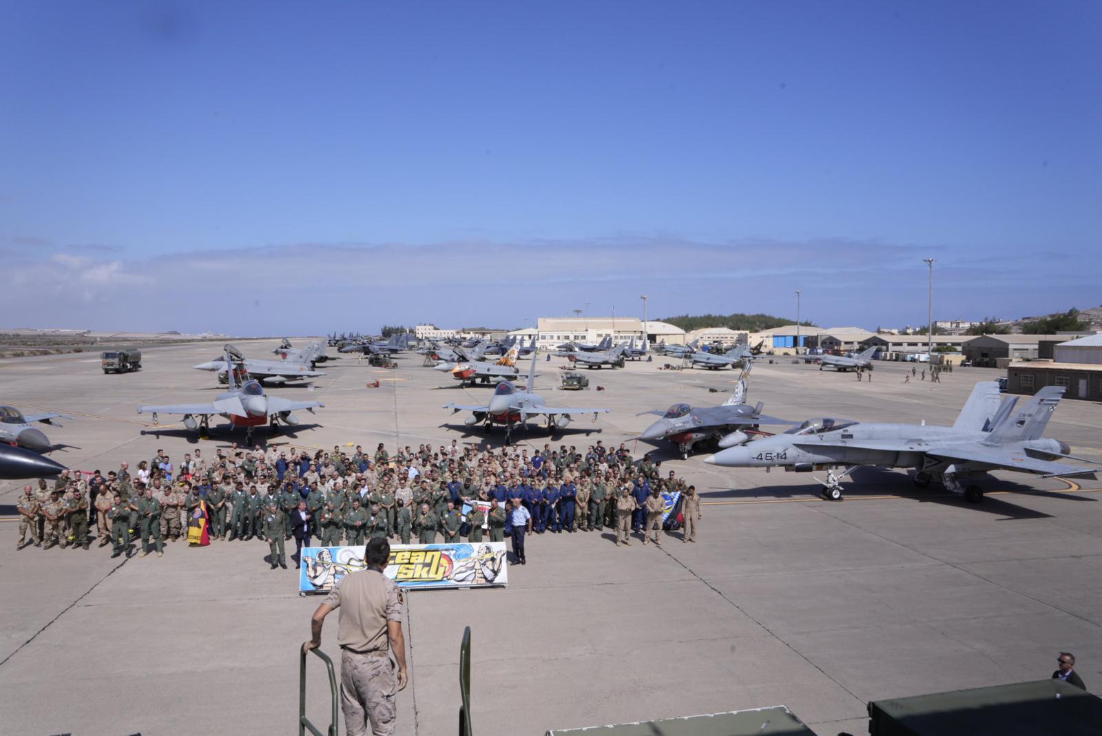 El Ejército del Aire informa en la Base Aérea de Gando, en imágenes