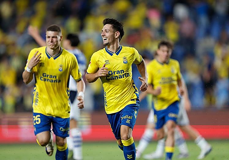 Iván Gil celebta un gol en esta temporada.