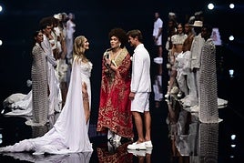 El desfile de Kamila Belmont, quién ha teatralizado una boda ibicenca en directo.