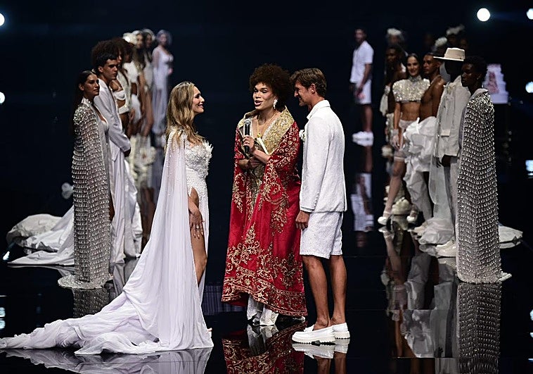 El desfile de Kamila Belmont, quién ha teatralizado una boda ibicenca en directo.