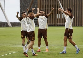 Viti, Kirian, Álex Suárez y Mata, de celebración durante el entrenamiento de este jueves.