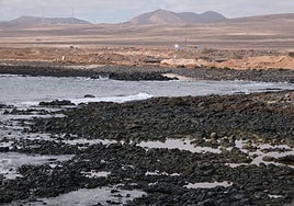 Las obras de urbanización del plan parcial Rosa del Lago, desde la costa del norte de Puerto Lajas, en el municipio de Puerto del Rosario.