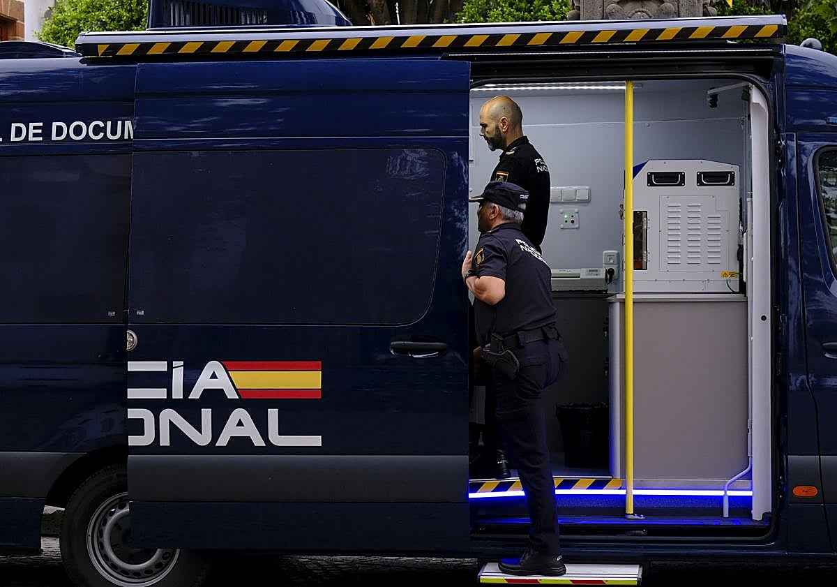 Imagen principal - Renovar el DNI sin desplazarse a la ciudad: así funciona la nueva unidad VIDOC en Teror