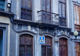 Imagen de la vivienda asaltada este martes en la zona Triana.