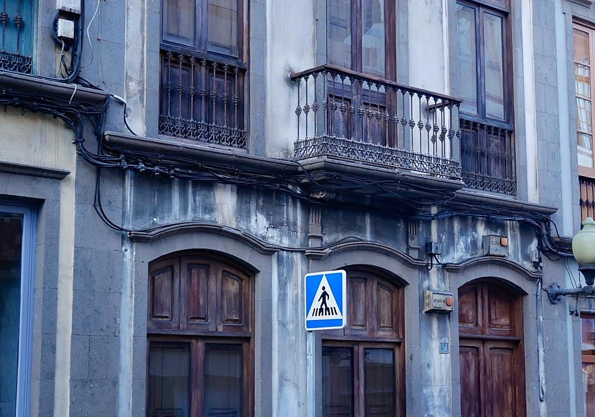 Imagen de la vivienda asaltada este martes en la zona Triana.