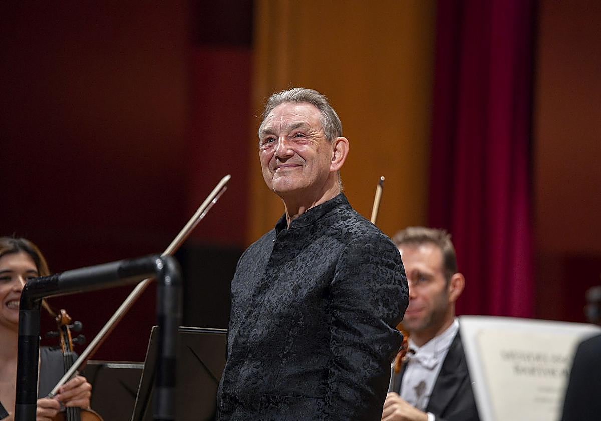 Trevor Pinnock, durante uno de los conciertos que ha dirigido en el Auditorio Alfredo Kraus, al frente de la OFGC.