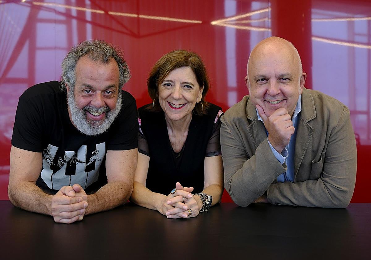 De izquierda a derecha, Luifer Rodríguez, Mari Carmen Sánchez y Antonio Lorenzo, creadores y representantes de Zalakadula, en las instalaciones de CANARIAS7.