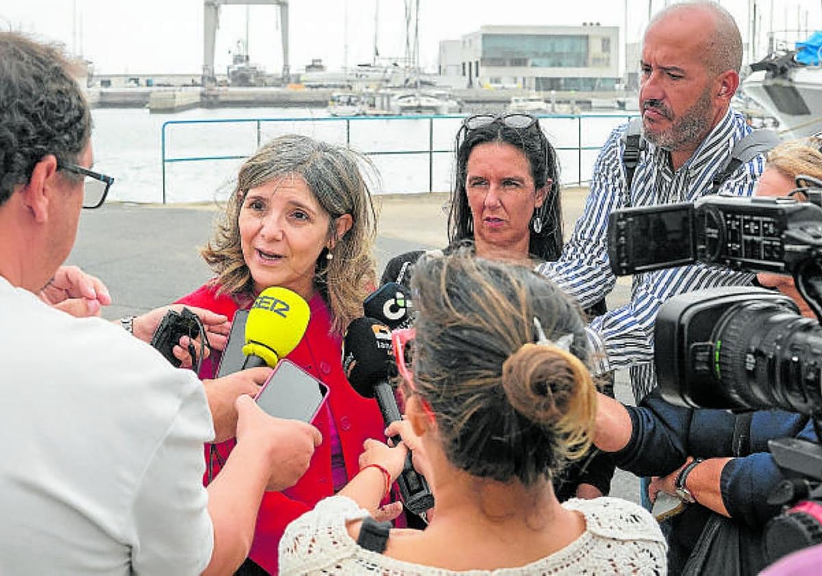 La secretaria de Estado de Migraciones, Pilar Cancela (1i), este viernes, en Arrecife atendiendo a los medios de comunicación.