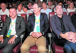 Teodoro Sosa (i) y Óscar Hernández (1ºCAN) con Fernando Clavijo (c) y Pablo Rodríguez (CC) en el congreso de 1ºCAN.