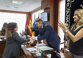 Paula Corujo es felicitada por Oswaldo Betancort, antes del desenlace con polémica.