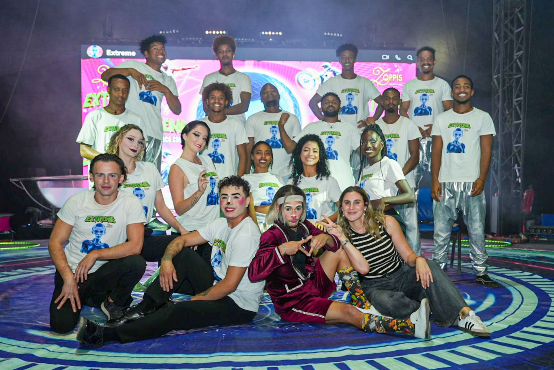 Elenco de artistas del Circo Extreme antes de una función.