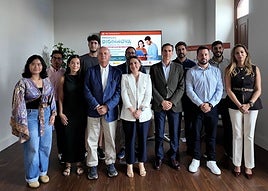 Foto de familia de autoridades y participantes en el diálogo.