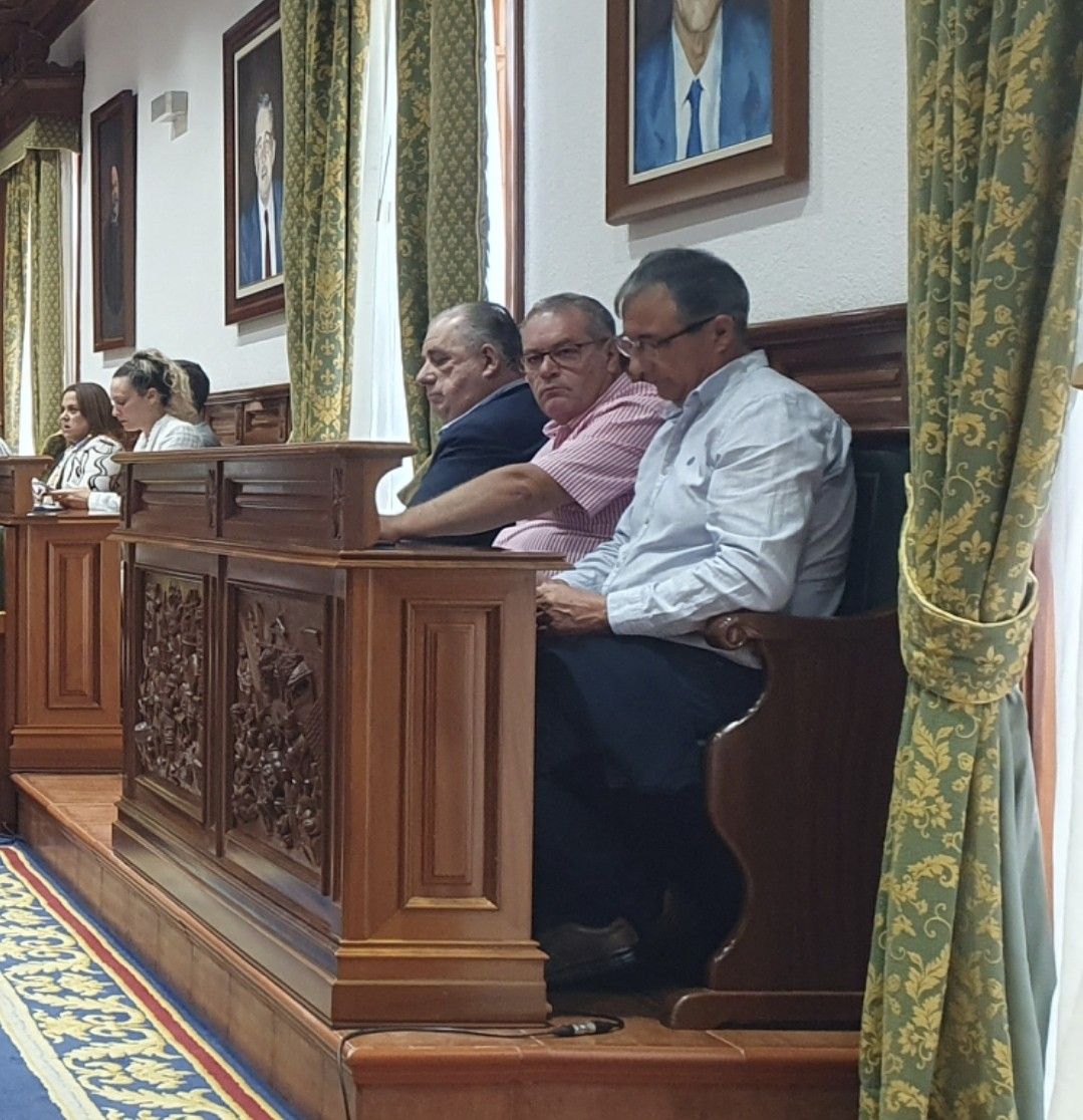 Juan Pablo Rodríguez, en el centro, y a la derecha de la imagen, Juan Francisco Artiles, durante un Pleno.