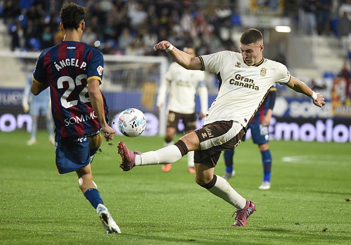 Lukovic, en un acción del partido disputado en El Alcoraz.