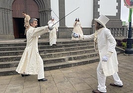 Momento del ensayo donde los personajes de Don Juan y Don Luis escenifican una batalla.