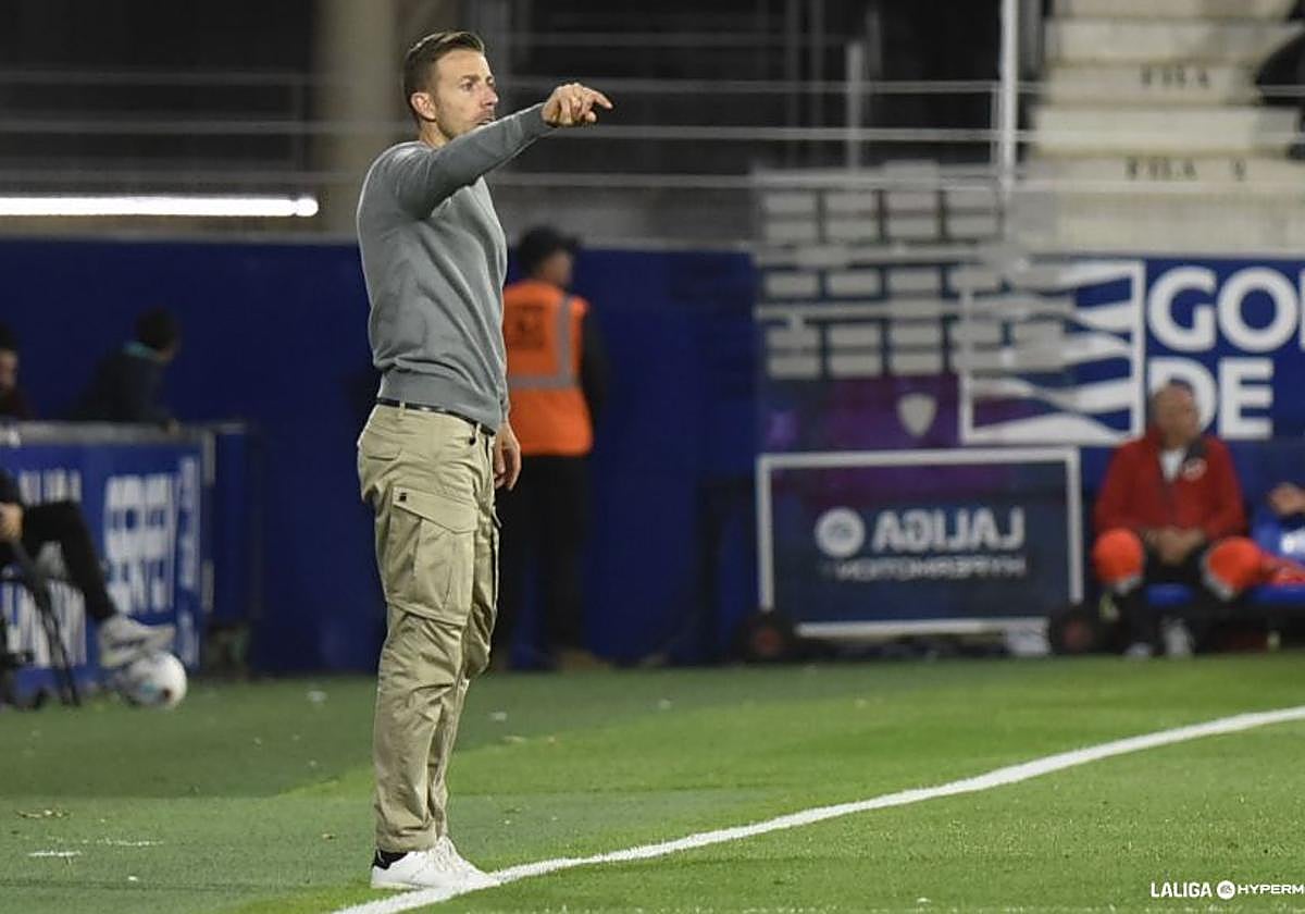 Luis García da indicaciones a sus jugadores en un lance del encuentro.