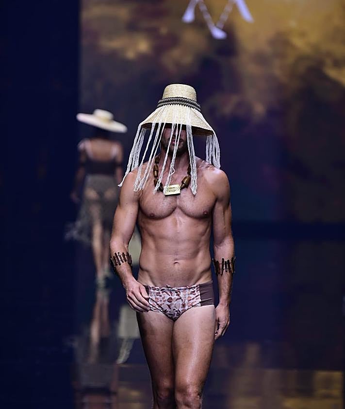 Imagen secundaria 2 - Modelos desfilando con diferentes diseños de Moda Cálida.