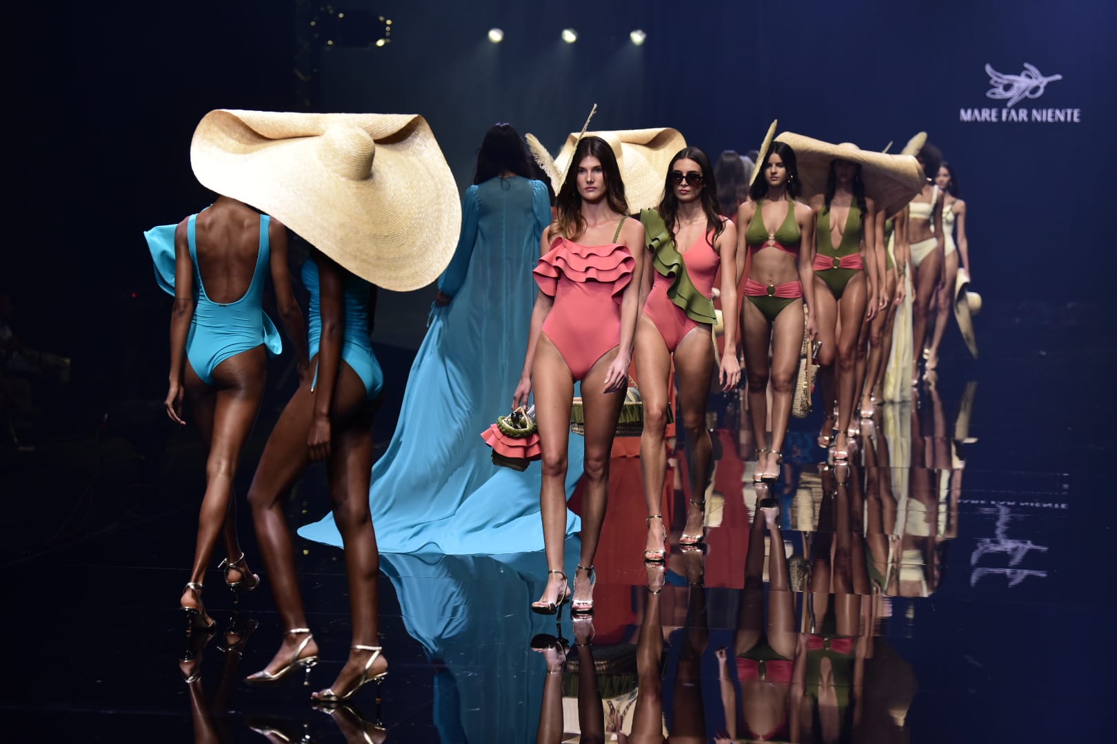 Imagen principal - Modelos desfilando con diferentes diseños de Moda Cálida.