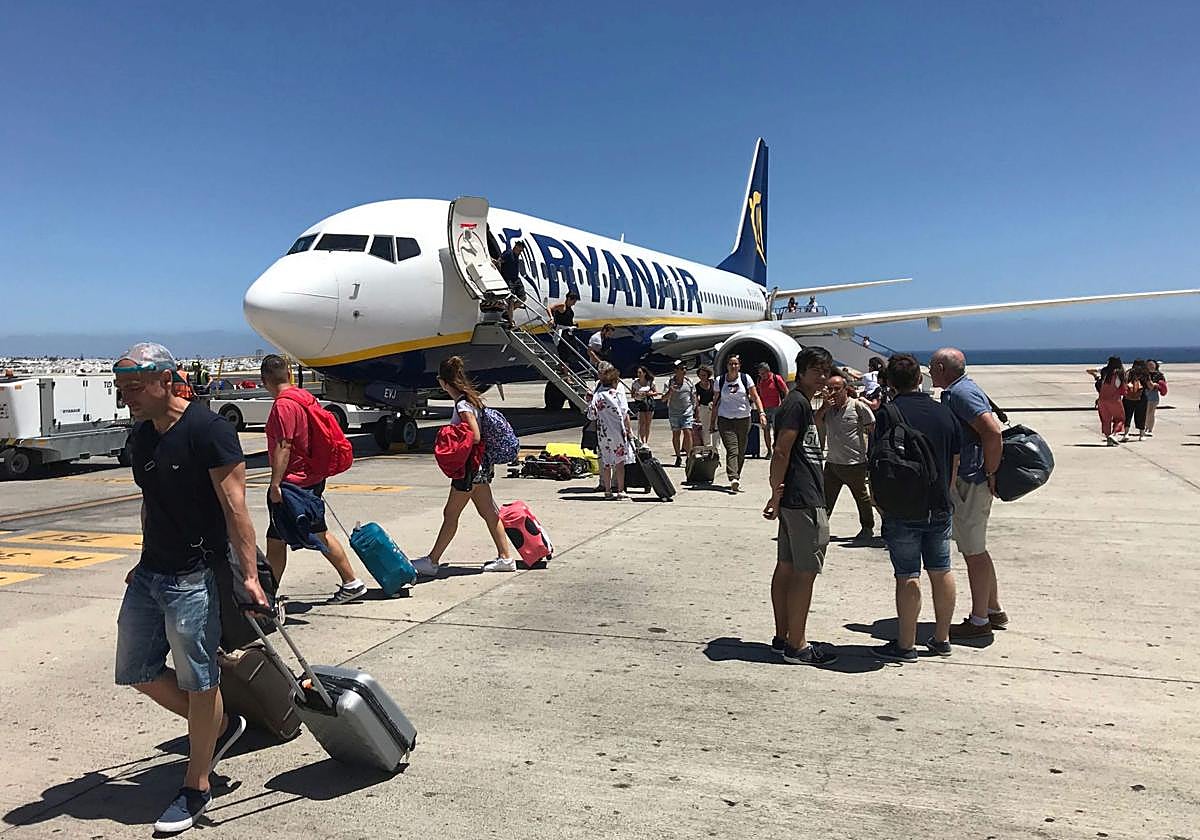 Avión de Ryanair en el Aeropuerto de Lanzarote.
