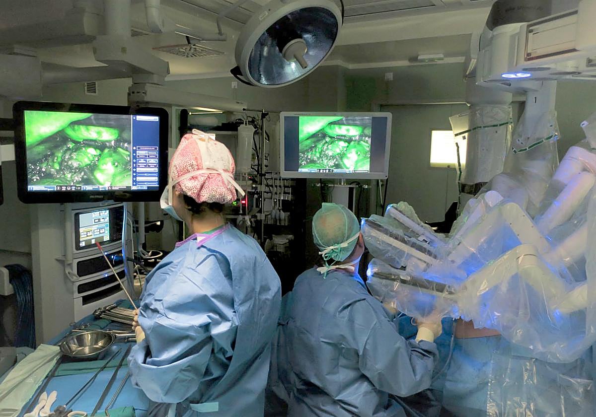 Operación con el robot Da Vinci en un hospital de Tenerife.