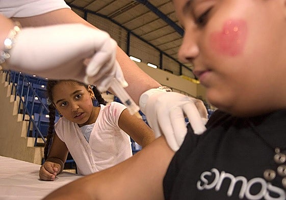 Imagen de archivo de una campaña de vacunación contra el sarampión.