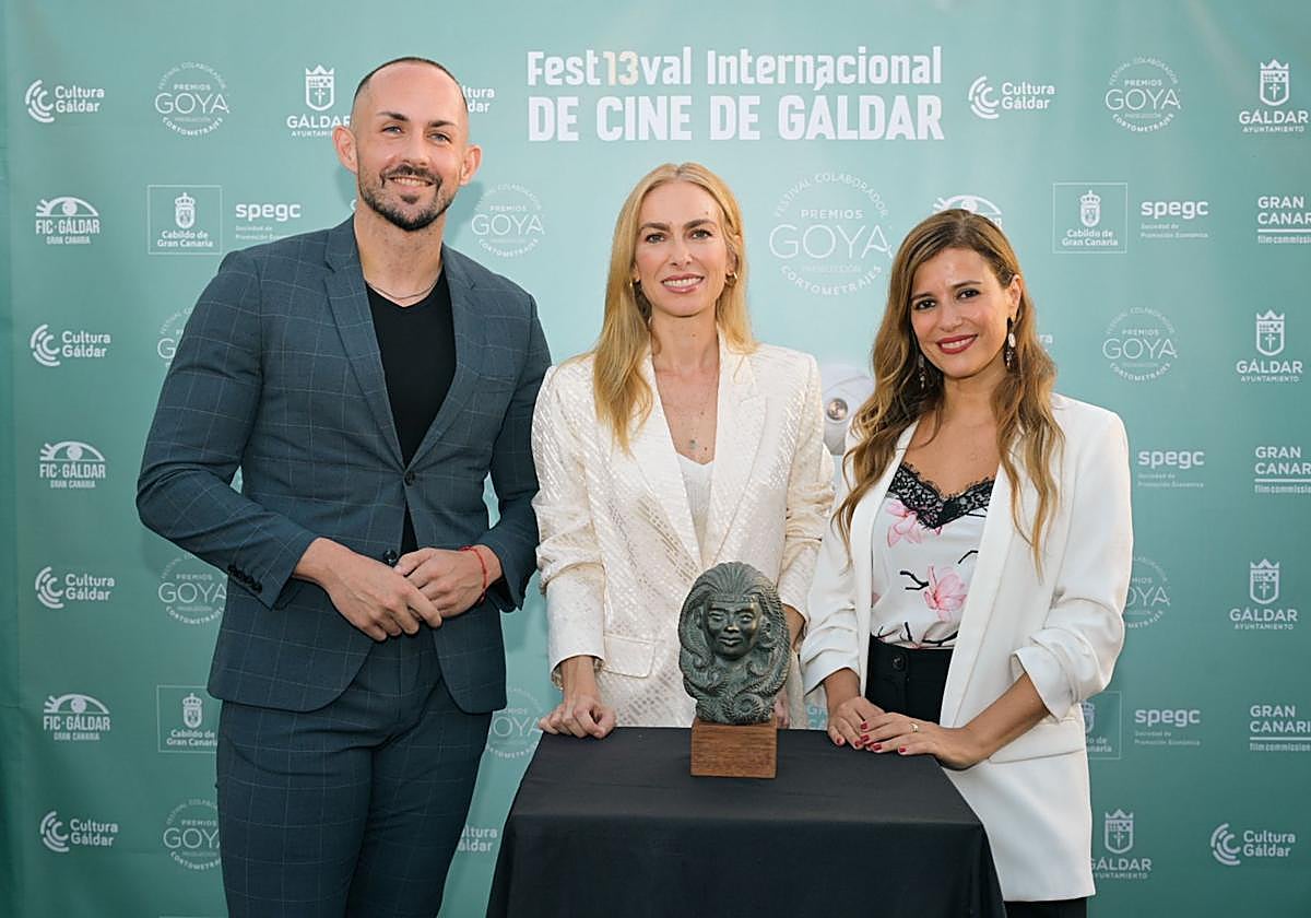 Julio Mateo, Kira Miró y Ruth Armas, este viernes en Gáldar.