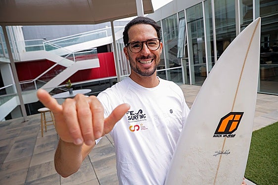 Gary González, en las instalaciones de CANARIAS7 junto a su inseparable tabla de surf.