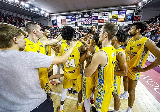 Los jugadores del Gran Canaria celebran la victoria contra el BAXI Manresa en el Nou Congost.