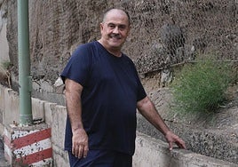 Juan Guerra en las calles interiores de Reina Mercedes, la urbanización que lucha como un barrio.